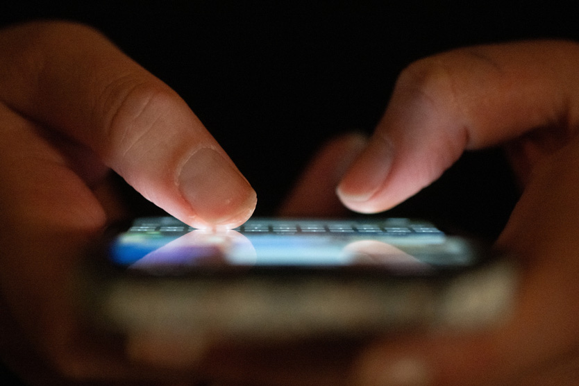 Сидеть в телефоне