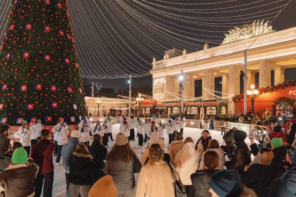 В этом году впервые залита площадь у Главного входа.