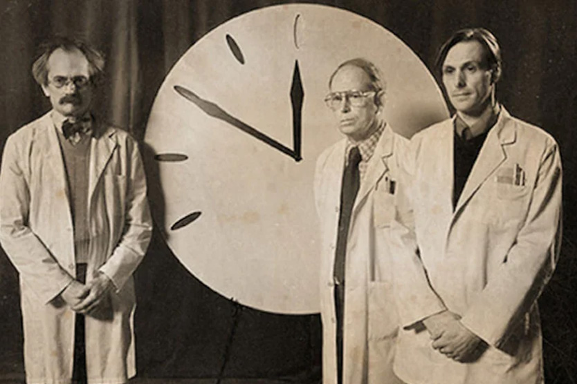 Архивной фото с часами Судного дня