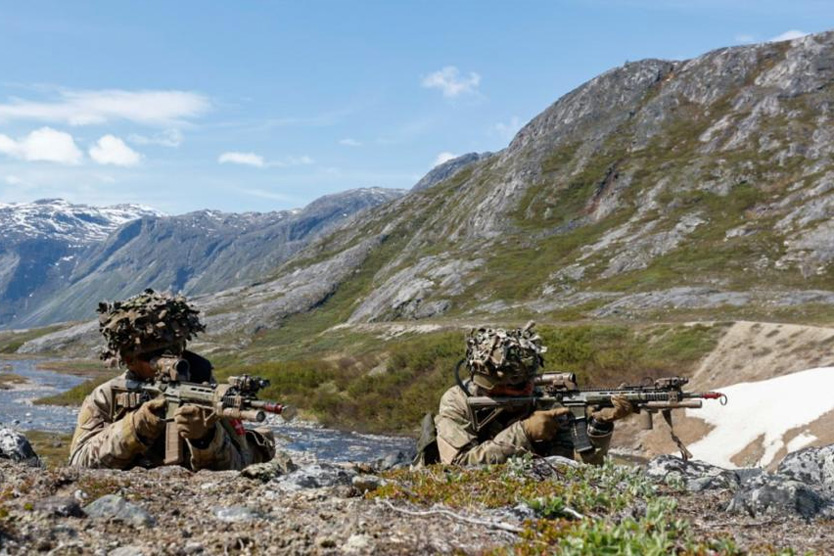 Датские солдаты во время тренировок в Гренландии