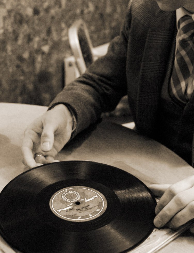 Коллекционер патефонных пластинок