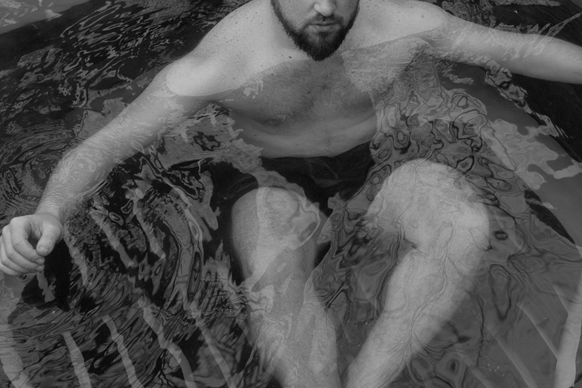 Мужчина в воде