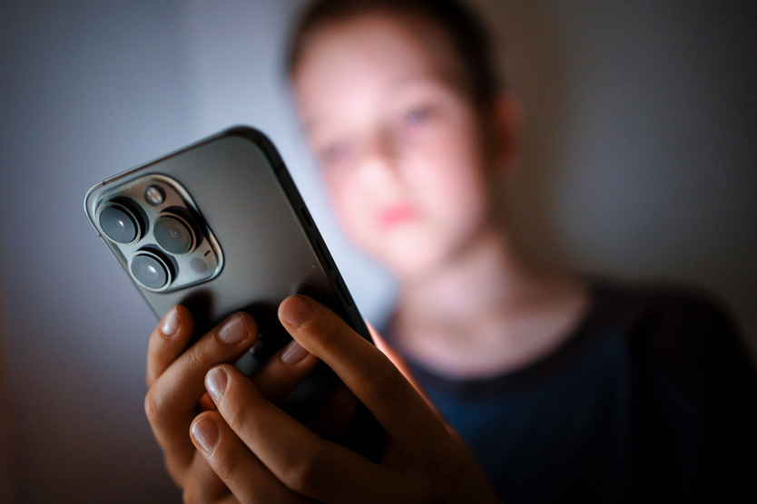 Сидеть в телефоне