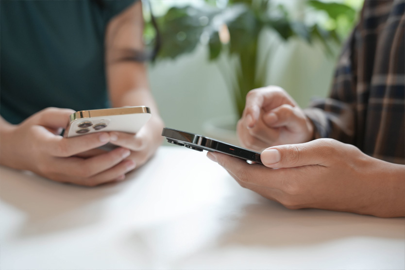 Человек сидит в телефоне