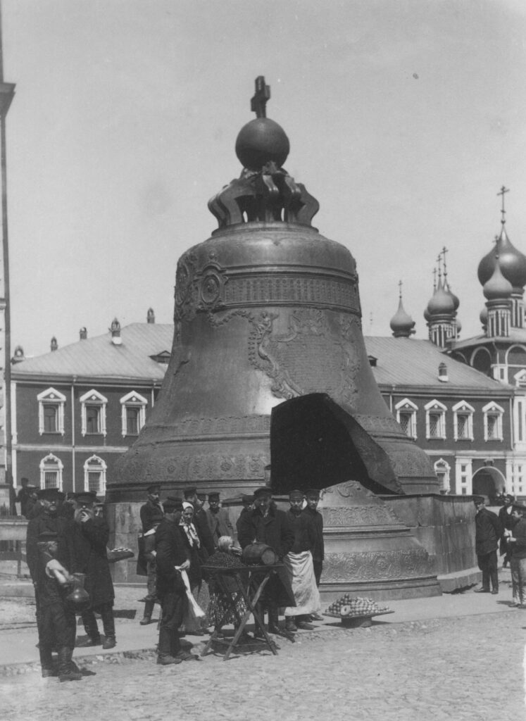 Торговцы вразнос на фоне Царь-колокола