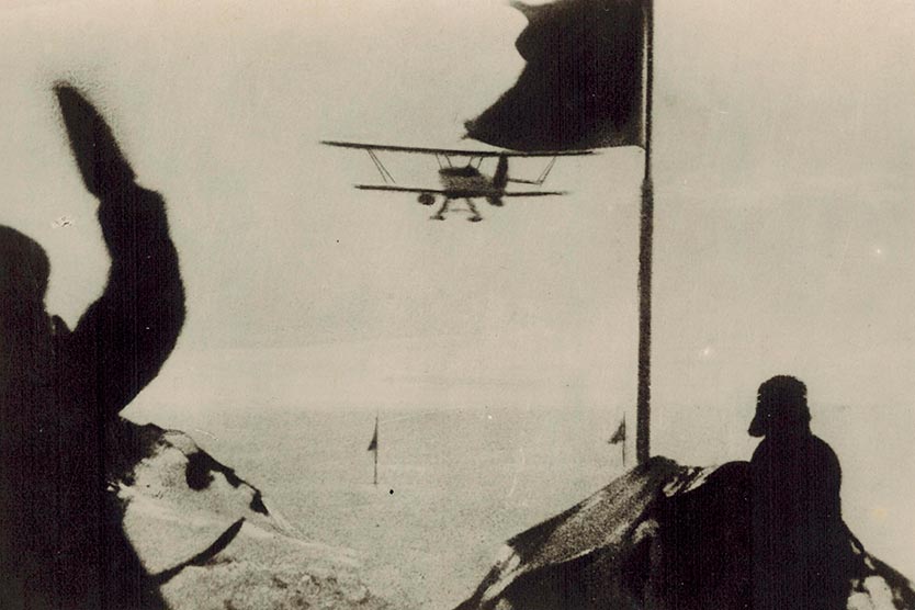 Челюскинцы встречают летчиков