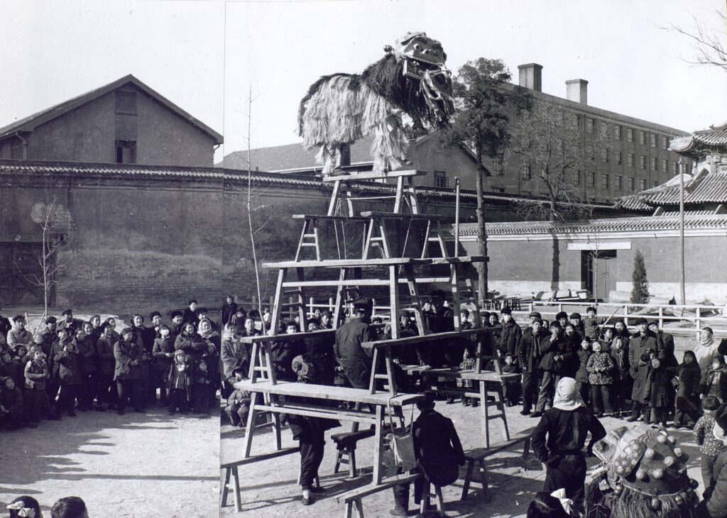 Новый год: праздничное увеселение. Китайцы. 1950-е гг. Фото:
