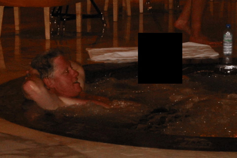 Билл Клинтон в бассейне