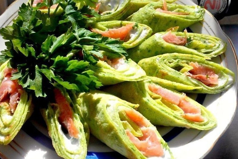 Блины со шпинатом и красной рыбой