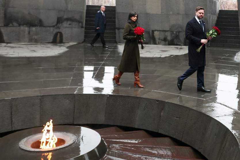 Вице-президент Джей Ди Вэнс и вторая леди Уша Вэнс возлагают цветы к вечному огню