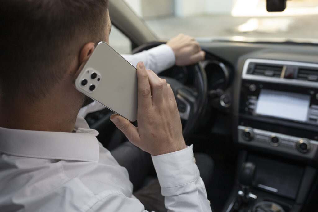 Водитель с телефоном