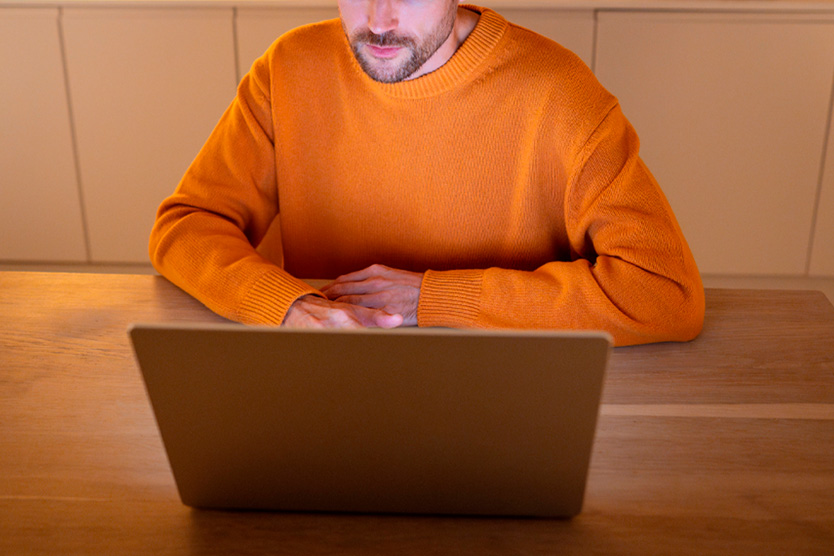 Мужчина в интернете