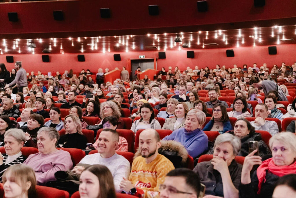 Премьера киноверсии спектакля "Мертвые души"