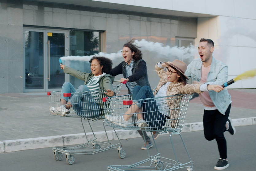 Кататься в тележке