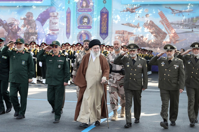 Али Хаменеи в окружении военных