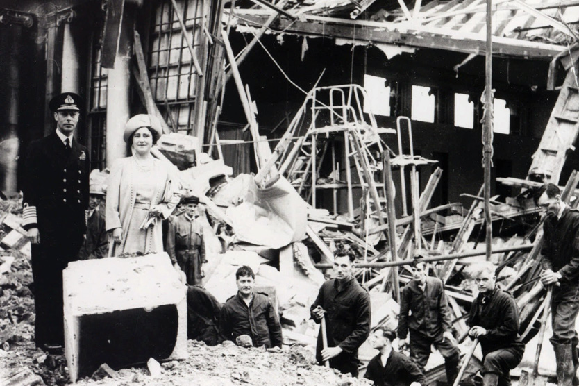 Король и королева у Букингемского дворца в 1940 году