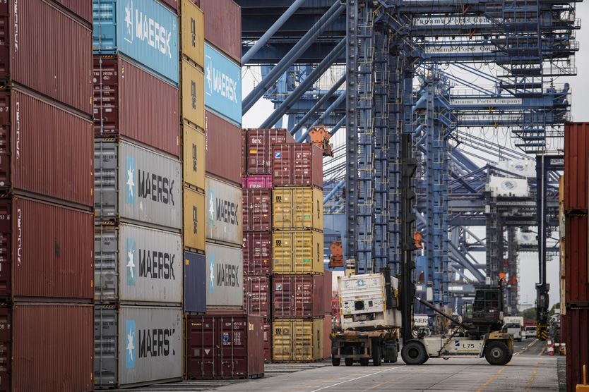 Рабочие загружают груз в порту Бальбоа Панамского канала