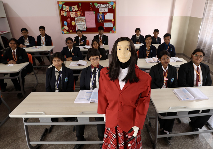 Робот-учитель Iris