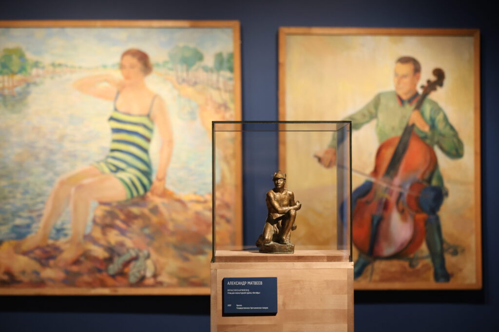 После того как президент Владимир Путин отметил замедление в российской экономике, свои позиции высказали в ЦБ и Минфине. Глава регулятора Эльвира Набиуллина и министр финансов Антон Силуанов рассказали о дефиците кадров, о том, какие планы у Банка России в его нелегкой борьбе с инфляцией и почему нынешнего дефицита бюджета «пугаться не надо». Разбирались в экономической дискуссии. 