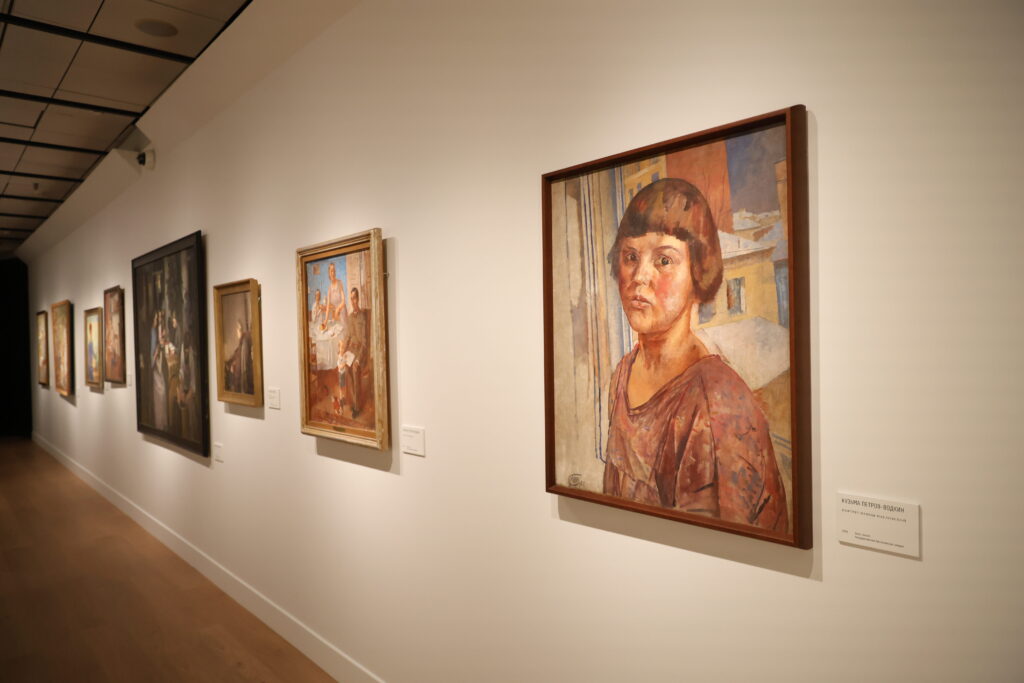 После того как президент Владимир Путин отметил замедление в российской экономике, свои позиции высказали в ЦБ и Минфине. Глава регулятора Эльвира Набиуллина и министр финансов Антон Силуанов рассказали о дефиците кадров, о том, какие планы у Банка России в его нелегкой борьбе с инфляцией и почему нынешнего дефицита бюджета «пугаться не надо». Разбирались в экономической дискуссии. 