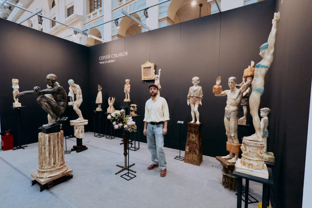 Сергей Судаков, стенд «Пловцы» на ярмарке «Арт Россия»
