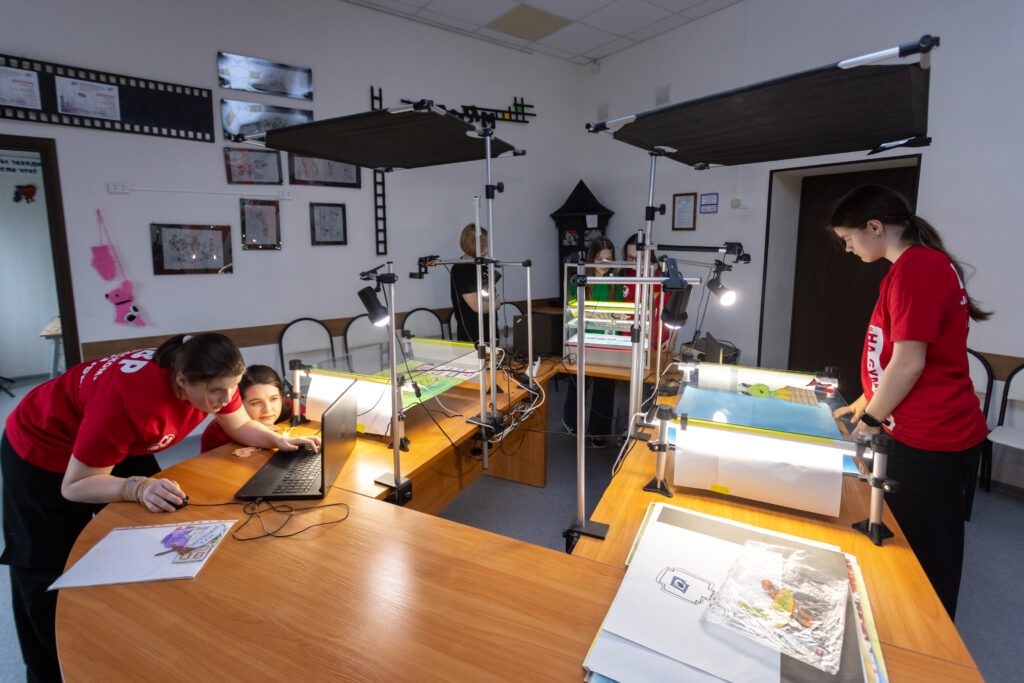 Дети учатся создавать мультфильмы в студиях анимации в Москве