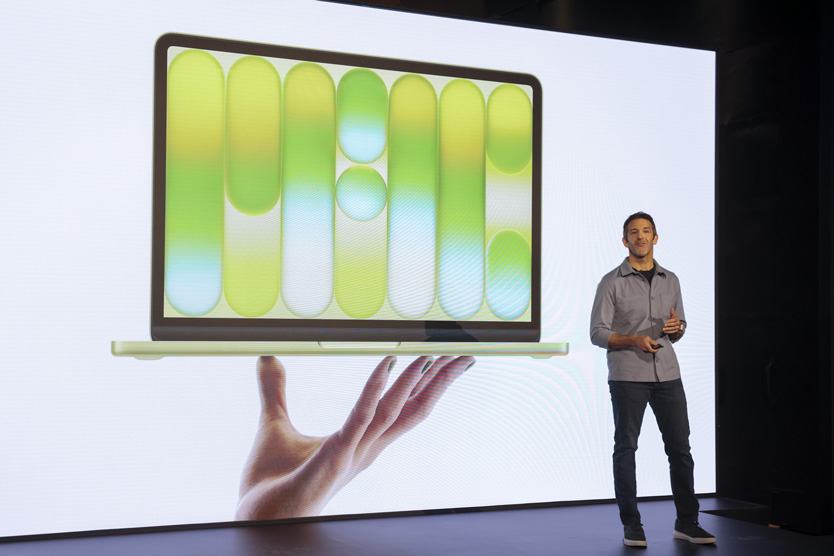 Джон Тернус на презентации MacBook Neo