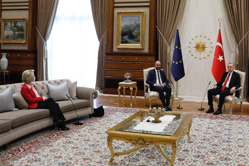 Председатель Еврокомиссии Урсула фон дер Ляйен осталась в стороне на встрече с президентом Турции Реджепом Тайипом Эрдоганом