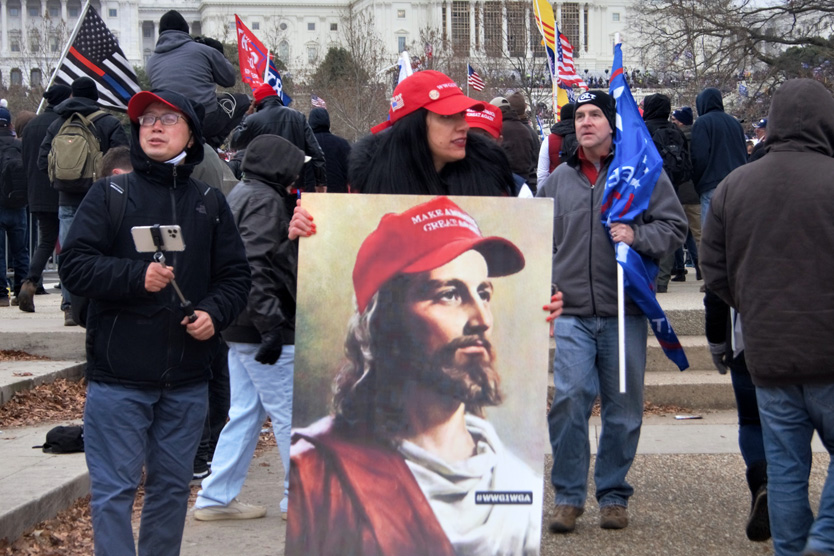 Сторонники президента США с плакатом, на котором изображен Иисус в кепке MAGA