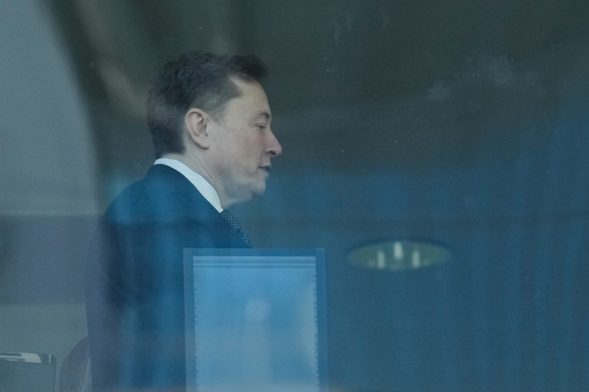 Илон Маск в здании суда