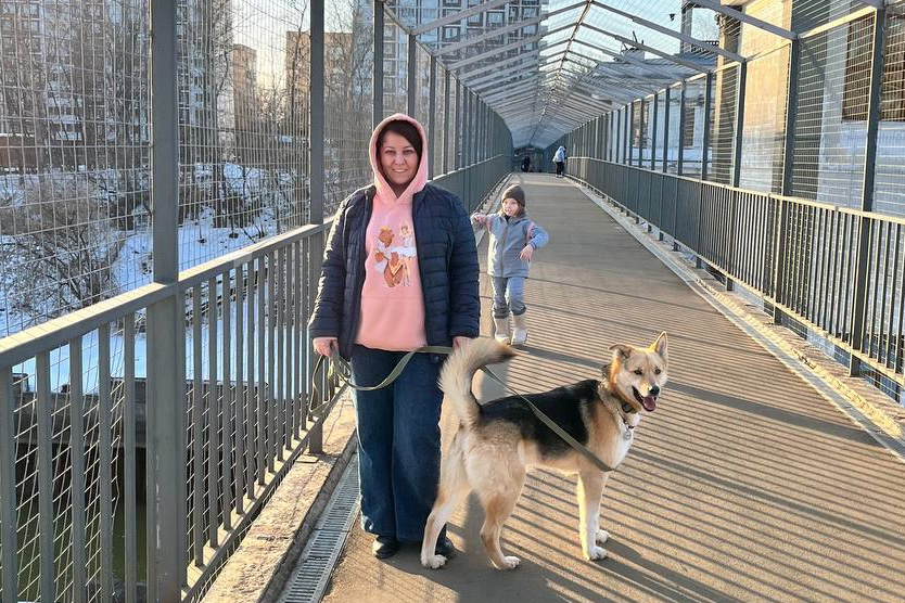 Редактор МН в фирменной толстовке издания