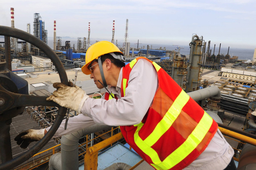 Нефтеперерабатывающий завод в Циндао