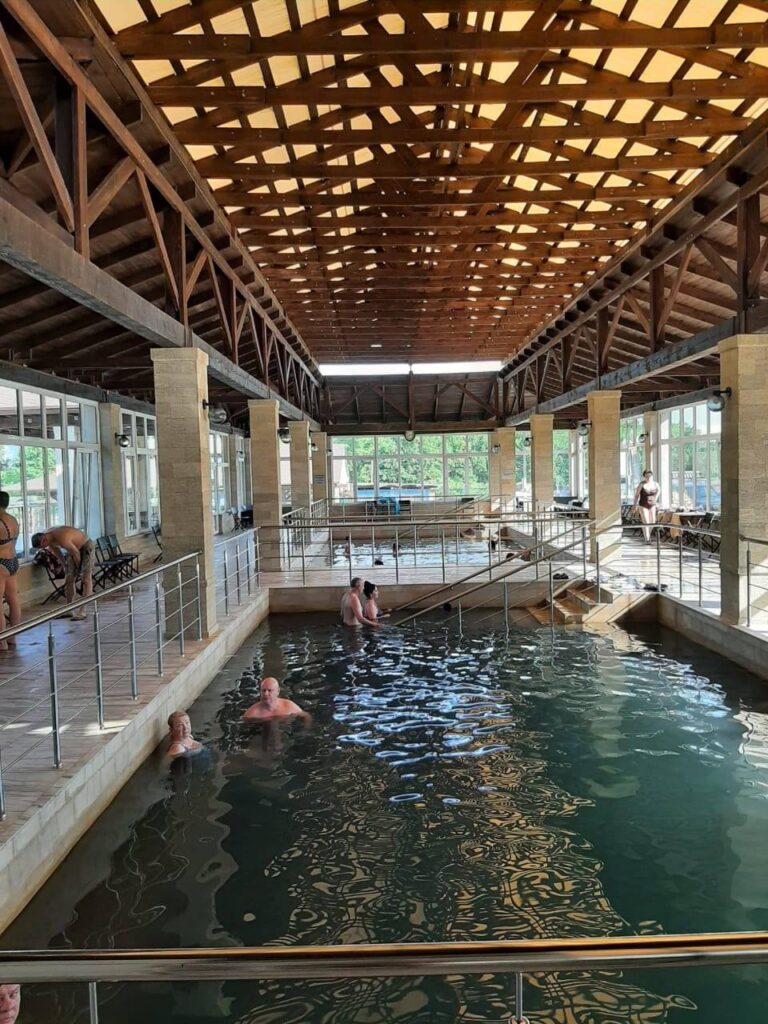 Геотермальная вода из глубин Земли наполняет бассейны в «Термах»