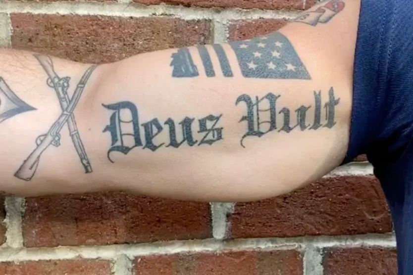 Татуировка Пита Хегсета Deus Vult