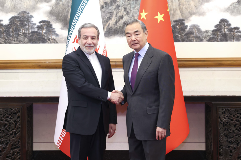 Главы МИД Китая Ван И и Ирана Аббас Арагчи