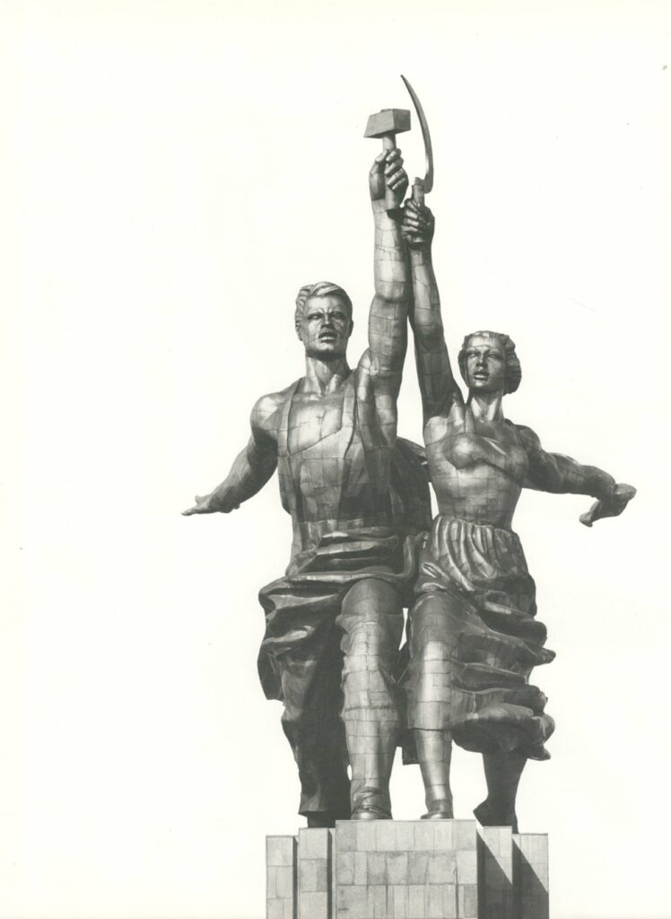 Р. Нэйпиер. «Рабочий и колхозница (скульптура В.И. Мухиной)». 1982 Фотография