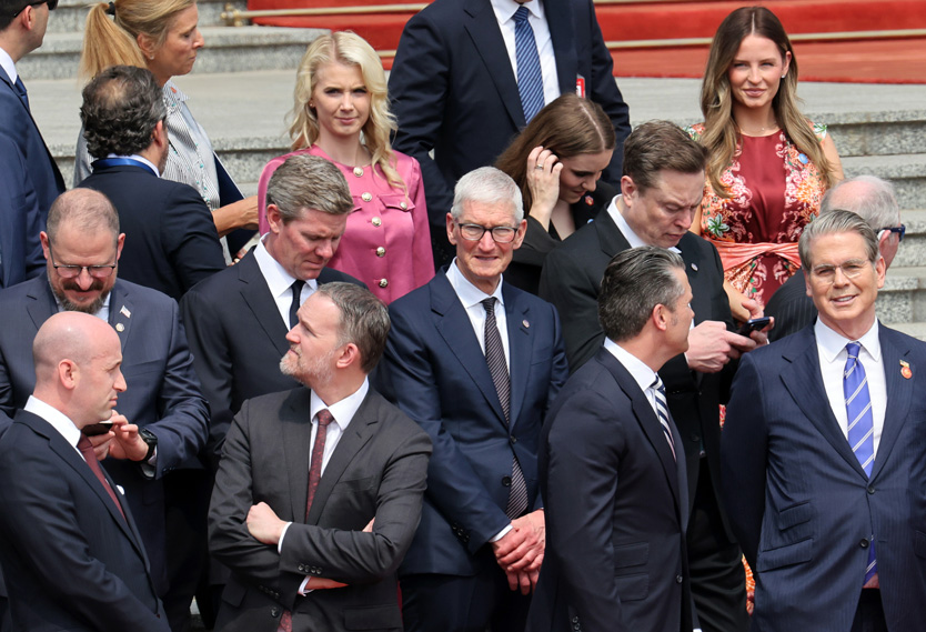 Представители американского бизнеса, включая главу Apple Тима Кука и Tesla Илона Маска во время визита в Пекин