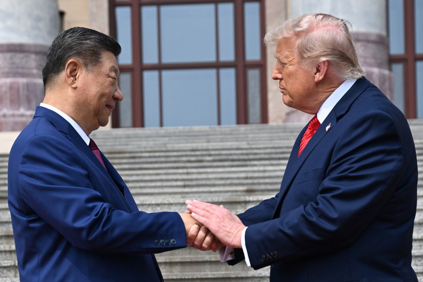 Дональд Трамп и Си Цзиньпин жмут друг другу руку