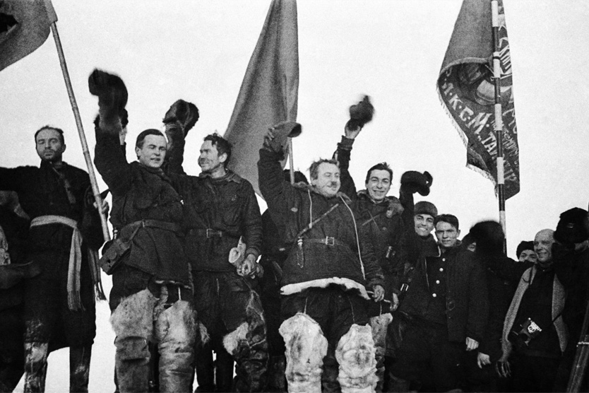 Участники экспедиции гидробиолог Петр Петрович Ширшов (второй слева), радист Эрнст Теодорович Кренкель (третий слева), руководитель полярной станции СП-1 Иван Дмитриевич Папанин (в центре) и метеоролог-геофизик Евгений Константинович Федоров (пятый слева)