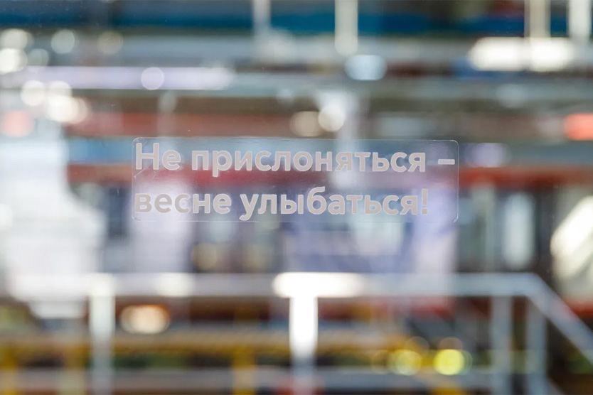 Стикер в вагоне метро