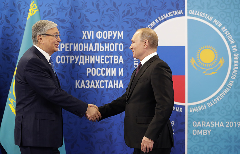 Президент Казахстана Касым-Жомарт Токаев и президент России Владимир Путин во время заседания форума межрегионального сотрудничества в Омске