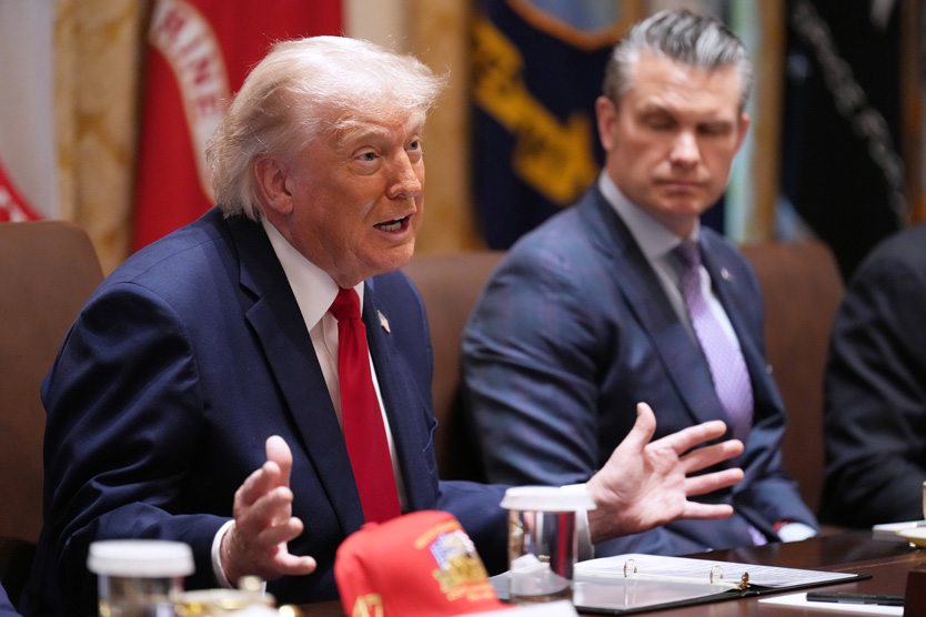 Дональд Трамп на брифинге администрации