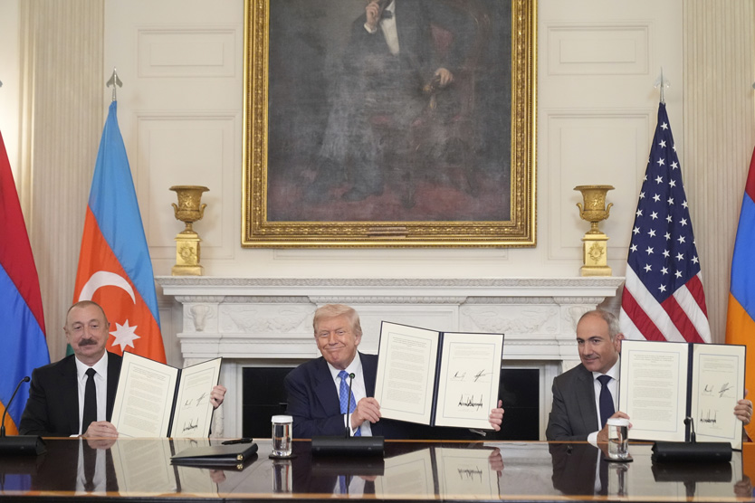 Ильхам Алиев, Никол Пашинян и Дональд Трамп во время подписания мирного договора