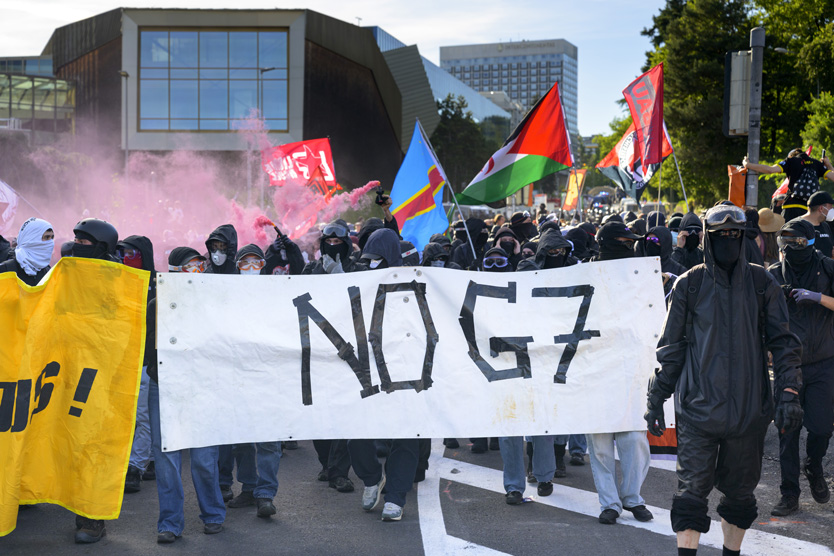 Протесты против G7