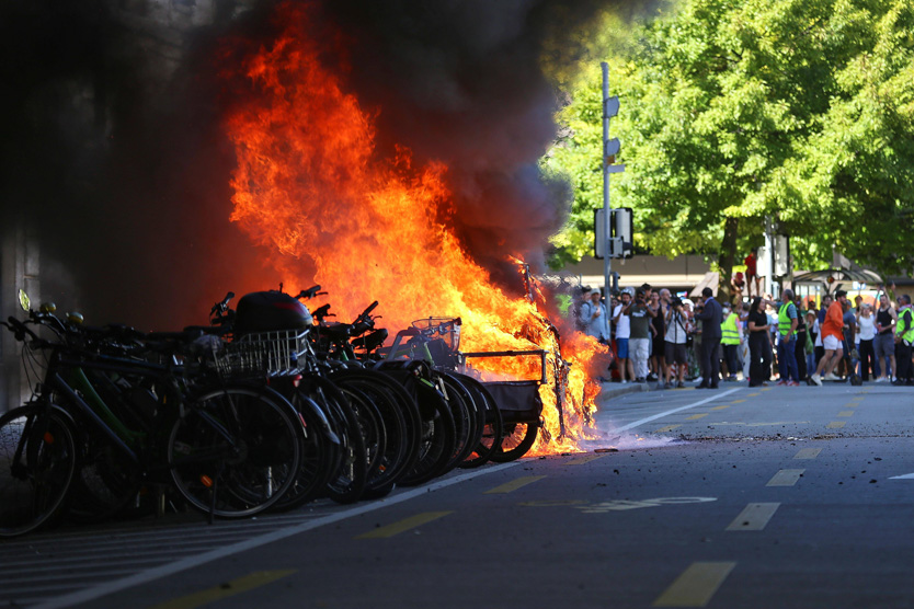 Протесты против G7
