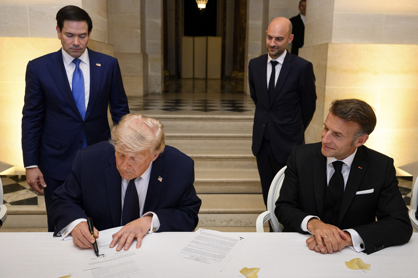 Трамп подписывает меморандум с Ираном в Версале