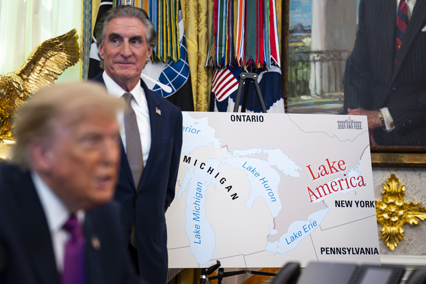 Дональд Трамп демонстрирует карту с новым названием озера Онтарио в Овальном кабинете