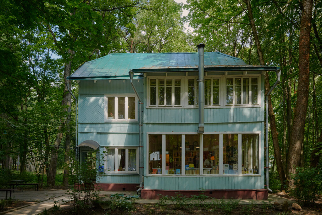Книжный магазин «Дом писателя», снаружи