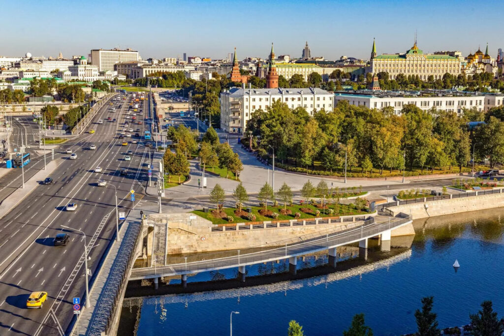Сергей Собянин открыл пешеходный мост на Болотной набережной