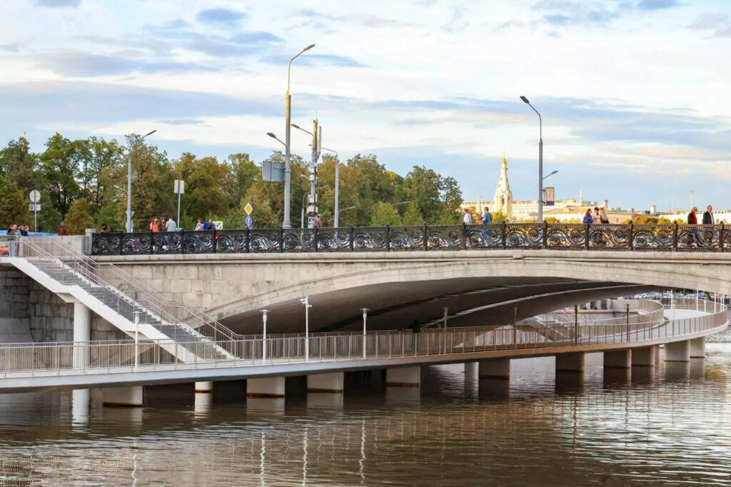 Новый пешеходный мост на Болотной набережной